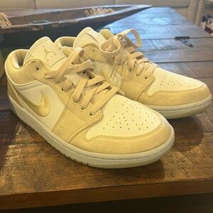 Nike Air Jordan Low in White and Gold -LNWB